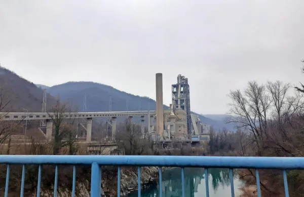 Iz pip Anhovega in Deskel naj bi več kot  dve leti ves čas pritekala 
le voda, zajeta v Soči tik pod cementarno.  