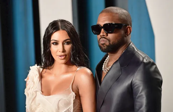  Kim Kardashian je po šestih letih in pol zakonske zveze vložila 
zahtevo za ločitev od  Kanya Westa.