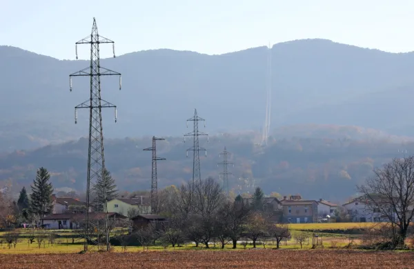 V posodobljenem transportnem daljnovodu med Divačo in Novo 
Gorico že 15 let zeva 1,7 kilometra dolga “luknja” v Renčah. 