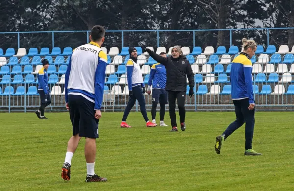Rodolfo Vanoli (drugi z desne) je pred svojo prvo preizkušnjo po 
prevzemu koprske klopi.
