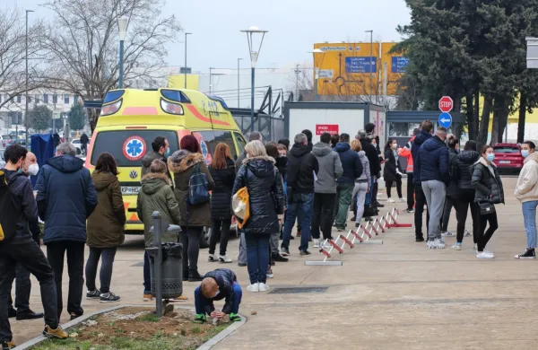 Zlasti v soboto je bila vrsta čakajočih na testiranje v Kopru zelo dolga. 