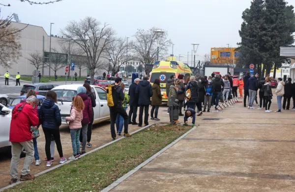 Prizor z včerajšnjega hitrega testiranja v Kopru.