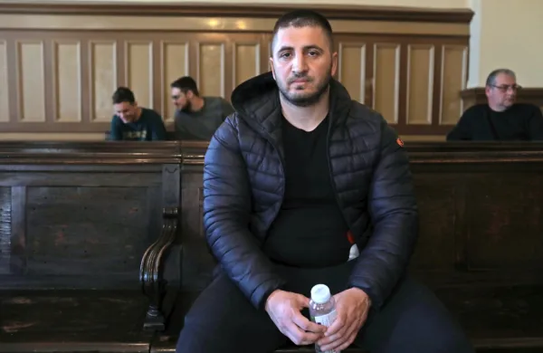 Petčlanski kazenski senat je Mehmeda Mahmutovića  v petek 
obsodil na 25 let zapora. 