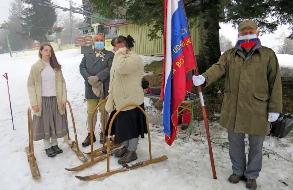 Spomin na partizanske smučarske  tekme so letos počastili  
praporščaki, simbolno pa so  se po progi zapeljali lok smučarji iz 
domače sekcije smučanja po starem v Novakih.
