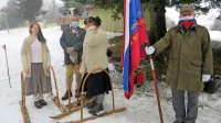 Spomin na partizanske smučarske  tekme so letos počastili  
praporščaki, simbolno pa so  se po progi zapeljali lok smučarji iz 
domače sekcije smučanja po starem v Novakih.