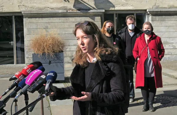V ospredju Kristina Krajnc iz Inštituta 8. marec

