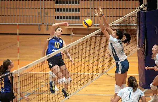 Luka Koper (v modri opravi) je v drugem delu tekme le redko našla pot mimo bloka Gen-I Volleyja.