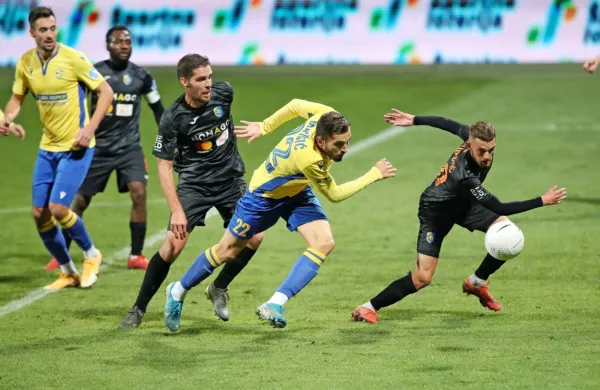 Nogometaši Brava (v temnih dresih) so bili v Šiški za korak ali dva hitrejši od Koprčanov. Foto: Profimedia