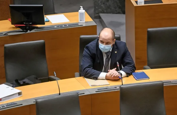 DZ je z 50 glasovi za in 31 proti podprl imenovanje Janeza 
Poklukarja za ministra za zdravje.