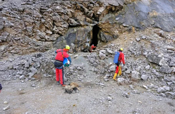 Na območju kamnoloma Griža pri Rižani so nedavno odkrili jamo, 
ki so jo v preteklosti zasipali s skalami in gruščem z delovišča 
kamnoloma. Na fotografiji je dostopna terasa z vhodom v jamo.
