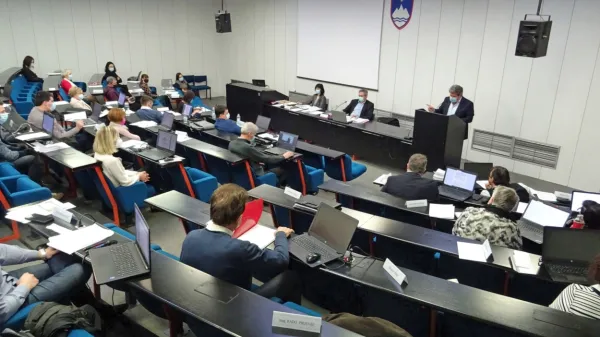 Sežanski občinski svetniki so se zbrali v veliki sejni dvorani in na eno prihodnji sej  povabili ministra Andreja Vizjaka. Od njega pričakujejo pojasnila o načrtovani zajezitvi na Suhorici.   