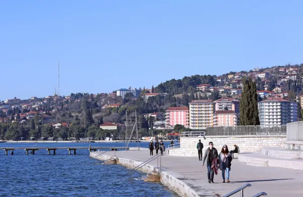 Območje, ki ga opredeljujejo trije prostorski načrti, se razprostira 
v ozadju fotografije, od Belega Križa do Istrabenzovih hotelov. 

 