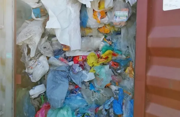  Med nadzori so ugotovili več kršitev, med drugim so v koprskem 
pristanišču odkrili  nezakonito pošiljko odpadne plastike.