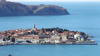 Pogled na izolski polotok  s   severovzhodne strani;  prav ob njem  se  
razprostira nekdanji ladjedelniški kompleks. 