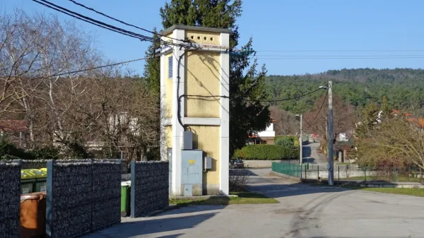 Obstoječa transformatorska postaja v Lokvi ne zagotavlja dovolj elektrike za vse porabnike v središču kraja.  