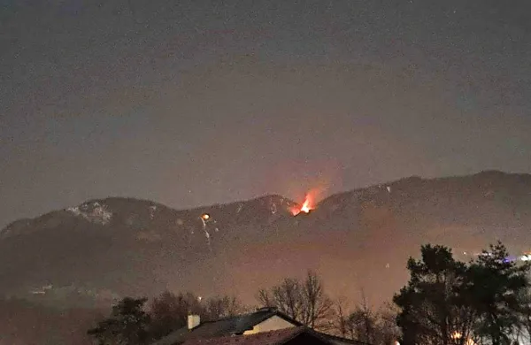 Po prvih podatkih in fotografijah na družbenih omrežjih je ogenj 
zajel celotno kočo in je viden tudi iz doline.