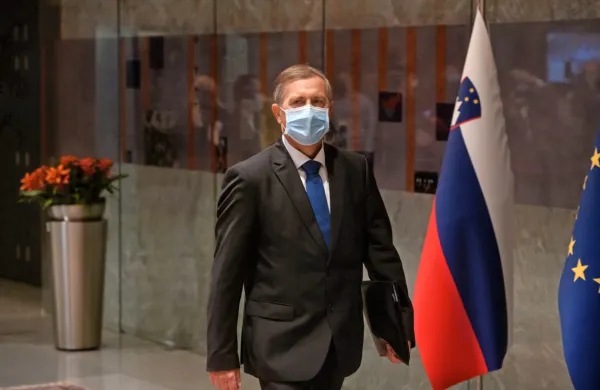 Desus bo delovala kot zmerna opozicija, je po seji povedal 
predsednik stranke Karl Erjavec.