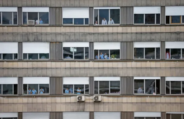 Svet Univerzitetnega kliničnega centra (UKC) Ljubljana se je danes 
uradno seznanil z imenovanjem Janeza Poklukarja na mesto 
ministra za zdravje. 