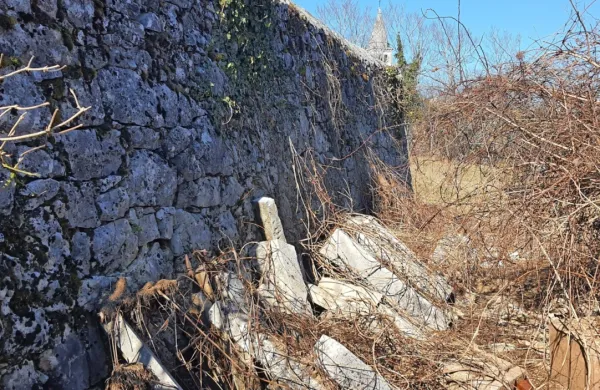 Tako so videti zavrženi nagrobniki  pokopališča v Škocjanu, ki  je 
spomenik državnega pomena. 
