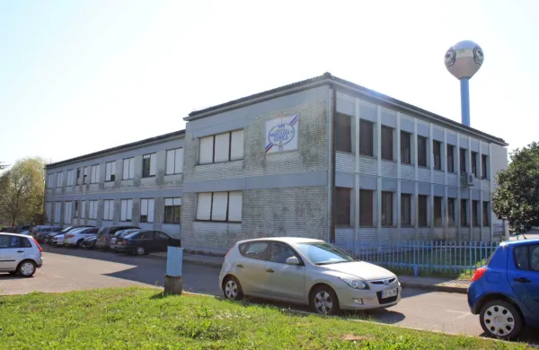 Če nobena od ponudb ne bo  ustrezno izboljšana, bosta  zemljišči 
ob nekdanji upravni stavbi družbe Mip preneseni na upnike. 