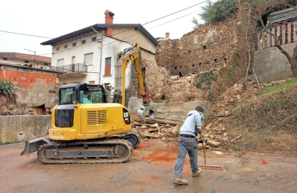Dotrajan objekt so interventno porušili, ker je potencialno ogrožal 
stanovalce, pešce in promet. 