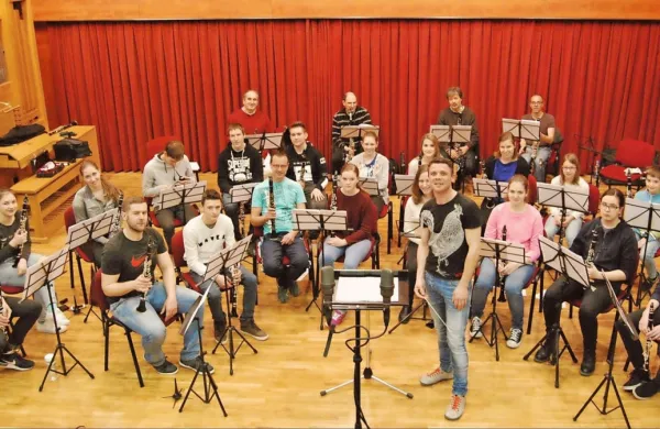  Ob ustvarjanju zgoščenke so pedagogi in učenci stopili iz okvira 
svojih učilnic ter združili in pokazali svoje znanje in umetniški 
navdih. 

 