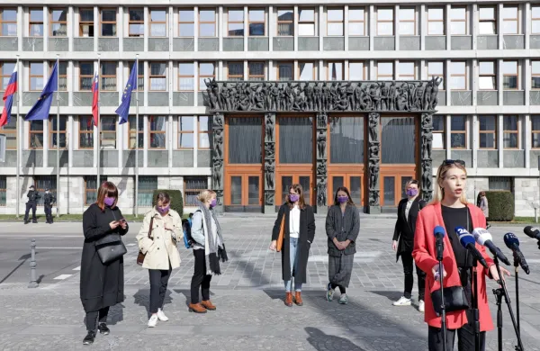 Na Inštitutu 8. marec so razočarani, saj menijo, da je vlada z 
vložitvijo svojega predloga razvrednotila tako prizadevanja prostovoljcev, ki so zbirali podpise pod zakon, kot podpisnikov, ki so 
s tem demokratično izrazili svojo voljo.