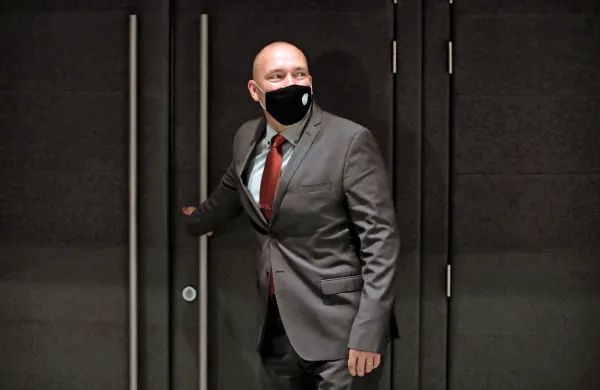 Minister Jože Podgoršek iz vrst Desus je za STA ponovil, da je v prvi 
vrsti strokovnjak in ne politik, ter bo tako deloval tudi v prihodnje, 
če mu bo dana možnost.