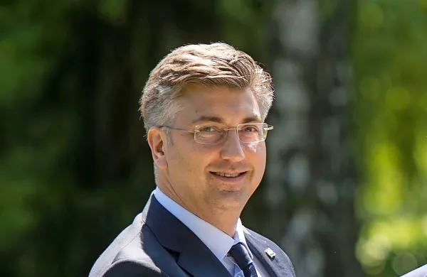 Hrvaški premier Andrej Plenković je napovedal tožbo proti 
novičarskemu portalu index.hr, ki je svojim bralcem ponujal 
možnost branja svojih vsebin glede na to, ali so 