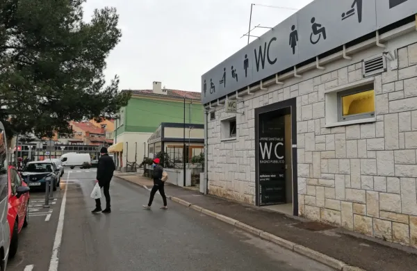 Od jutri dalje bodo v Izoli znova odprta javna stranišča.