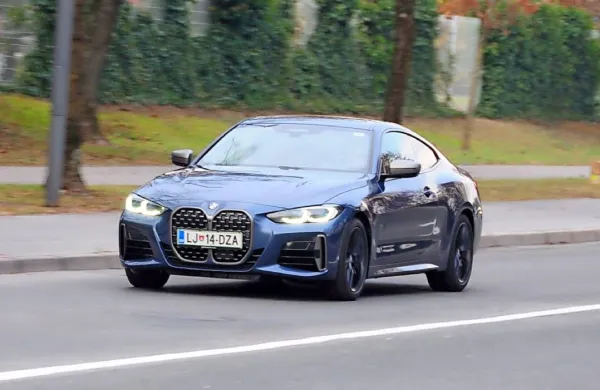 Že  dve generaciji sta minili, ko je BMW kupejevski srednji razred iz 
serije 3 prestavil v serijo 4. Športni užitki, dinamika in tehnična 
dovršenost - v najnovejši izdaji so dobili še eno komponento 
več.

