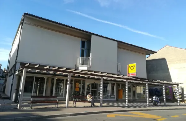 Dejavnost izolske pošte na Cankarjevem drevoredu 1 bi preselili. Stavbe    ne morejo širiti,   dovoz za stavbo jim    povzroča   vse več 
logističnih zapletov.