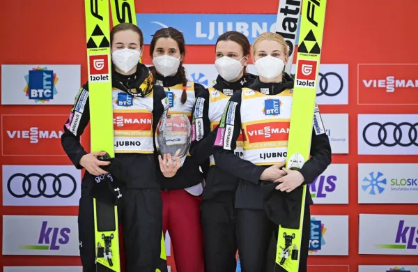 Slovenske smučarske skakalke Nika Križnar, Špela Rogelj, Urša 
Bogataj in Ema Klinec so na svetovnem prvenstvu v Oberstdorfu 
na dobri poti k novi medalji.
