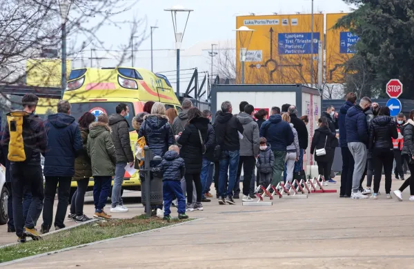 Gneča pred zdravstvenim domom na Bonifiki minuli konec 
tedna