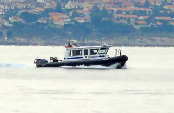 Posadka policijskega čolna je v torek zvečer z morja pred Sečo na 
varno pospremila strunjanskega ribiča. 