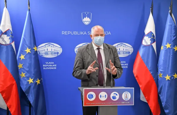 Vodja konzularne službe na ministrstvu za zunanje zadeve Andrej 
Šter