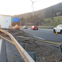 Tovornjak na avtocesti prebil v ograjo in obstal med vozi&scaron;čema