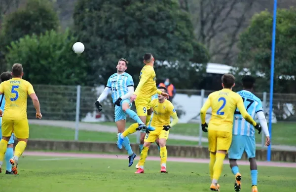 Domžalčani (v rumenih dresih) so z 2:0 dobili drugi medsebojni 
dvoboj v Novi Gorici. Prvi se je končal z remijem 1:1.  
