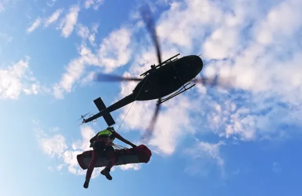   Poškodovanega  plezalca so z vitlom dvignili v helikopter in ga 
odpeljali v  ljubljanski klinični center. Fotografija je simbolična.