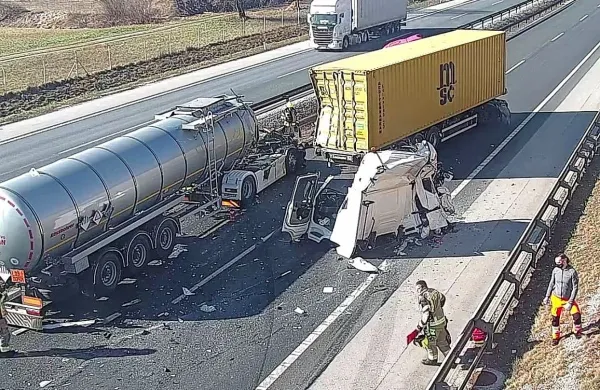 Primorska avtocesta je zaradi prometne nesreče zaprta med 
Brezovico in Vrhniko proti Kopru. (Foto vir: promet.si/twitter)
