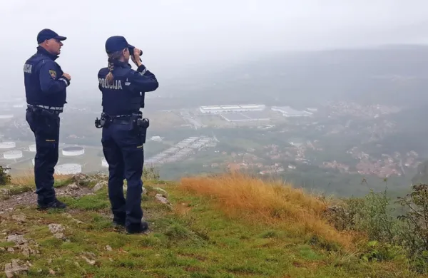 Zaradi večjega nadzora in strožjih ukrepov na meji se je povečalo število primerov, ko tihotapci skupine migrantov proti Italiji spremljajo 
peš.  