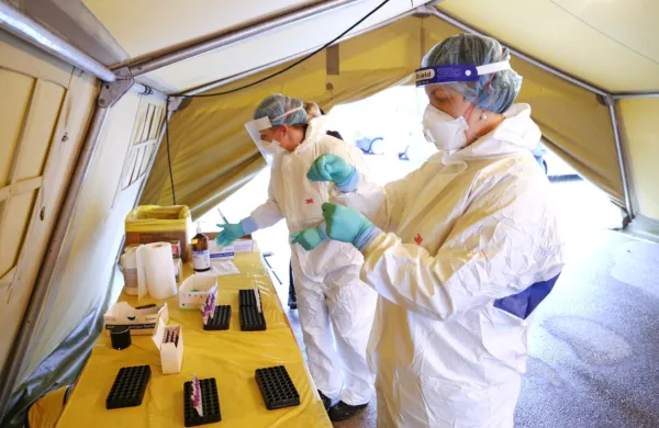 V drugem epidemičnem valu se je izkazal tudi pomen širokega 
testiranja prebivalstva na okužbo z novim koronavirusom, saj se s 
tem ugotovi kar nekaj okuženih brez simptomov.