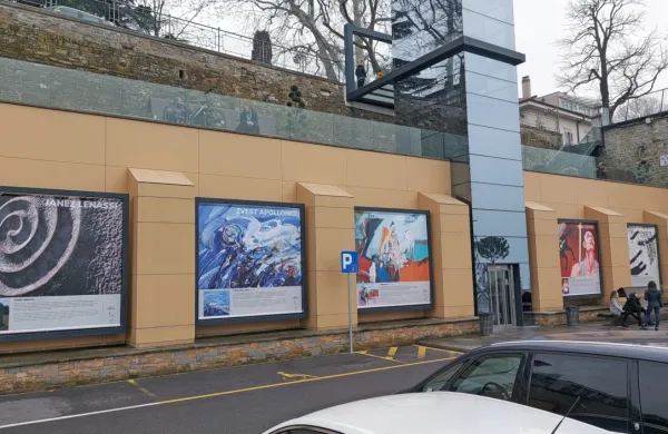 Podobe in zgodbe istrskih likovnih ustvarjalcev v galeriji ob 
morju. 