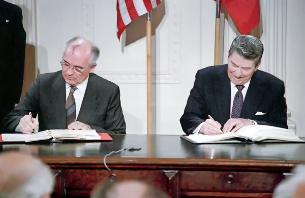 Mihail Gorbačov in Ronald Reagan sta naredila najpomembnejše 
korake h končanju hladne vojne med zahodom in vzhodom. Tudi 
s podpisom sporazuma o omejevanju jedrskega oboroževanja 
konec leta 1987.