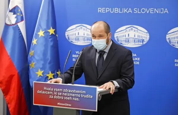 “Epidemije ni  konec, še vedno smo trdno v oranžni in daleč od 
rumene faze,” je opozoril minister za zdravje Janez Poklukar.