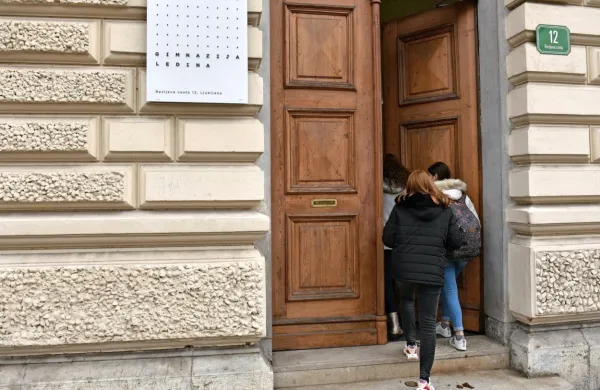 Logarjeva: Svetovalna skupina za covid-19 za vrnitev dijakov v &scaron;ole po modelu C