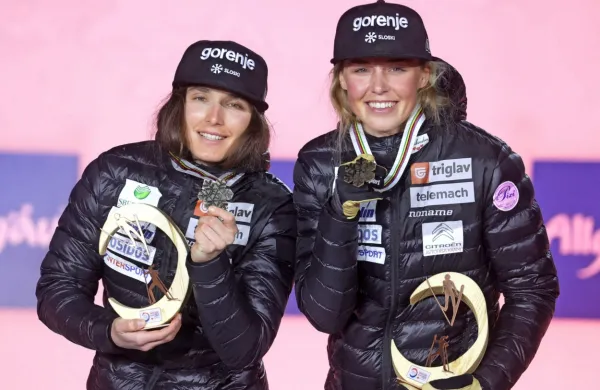 Smučarski tekačici Eva Urevc (levo) in Anamarija Lampič sta z 
bronom obogatili  slovensko zakladnico odličij na svetovnem 
prvenstvu v Oberstdorfu.  