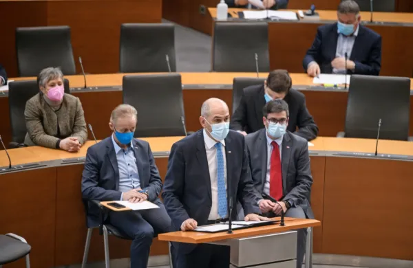 V ospredju premier Janez Janša