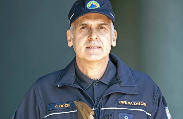Zvezdan Božič z najvišjim priznanjem, kipcem civilne zaščite.