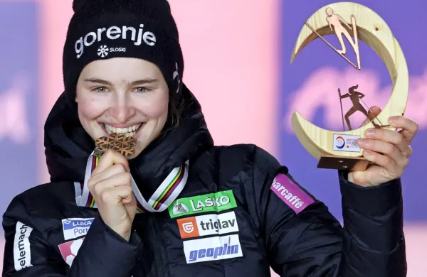 Nika Križnar bronasta na veliki skakalnici